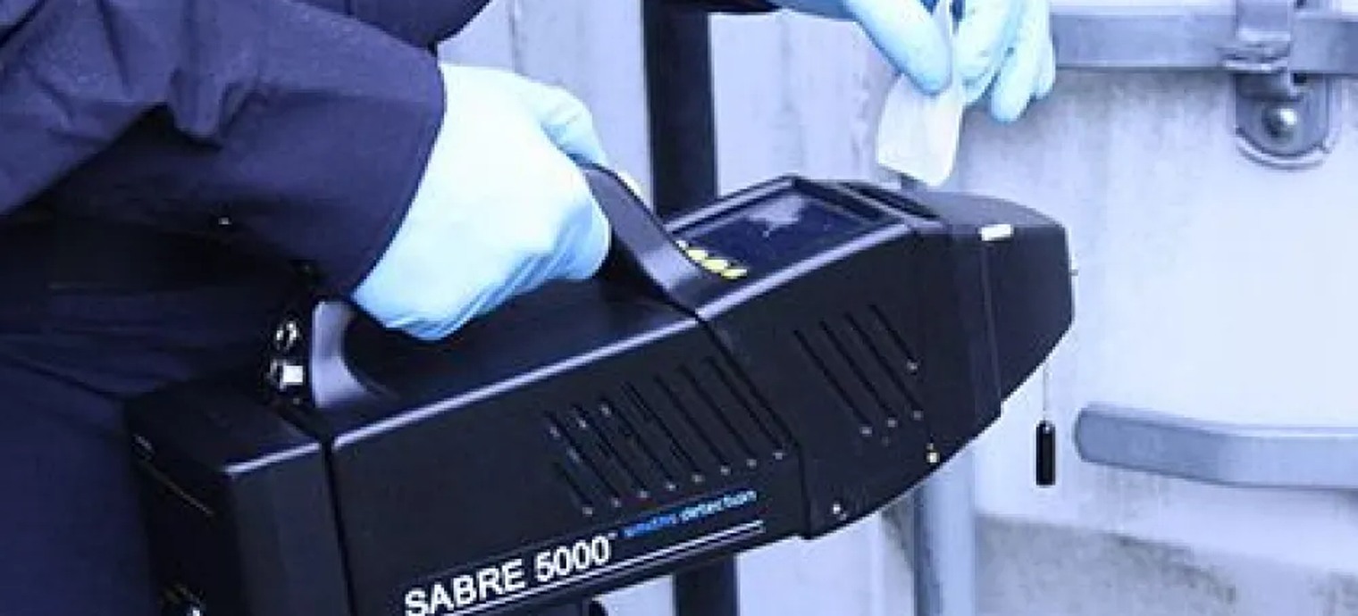 Detection device containing a sealed radioactive source