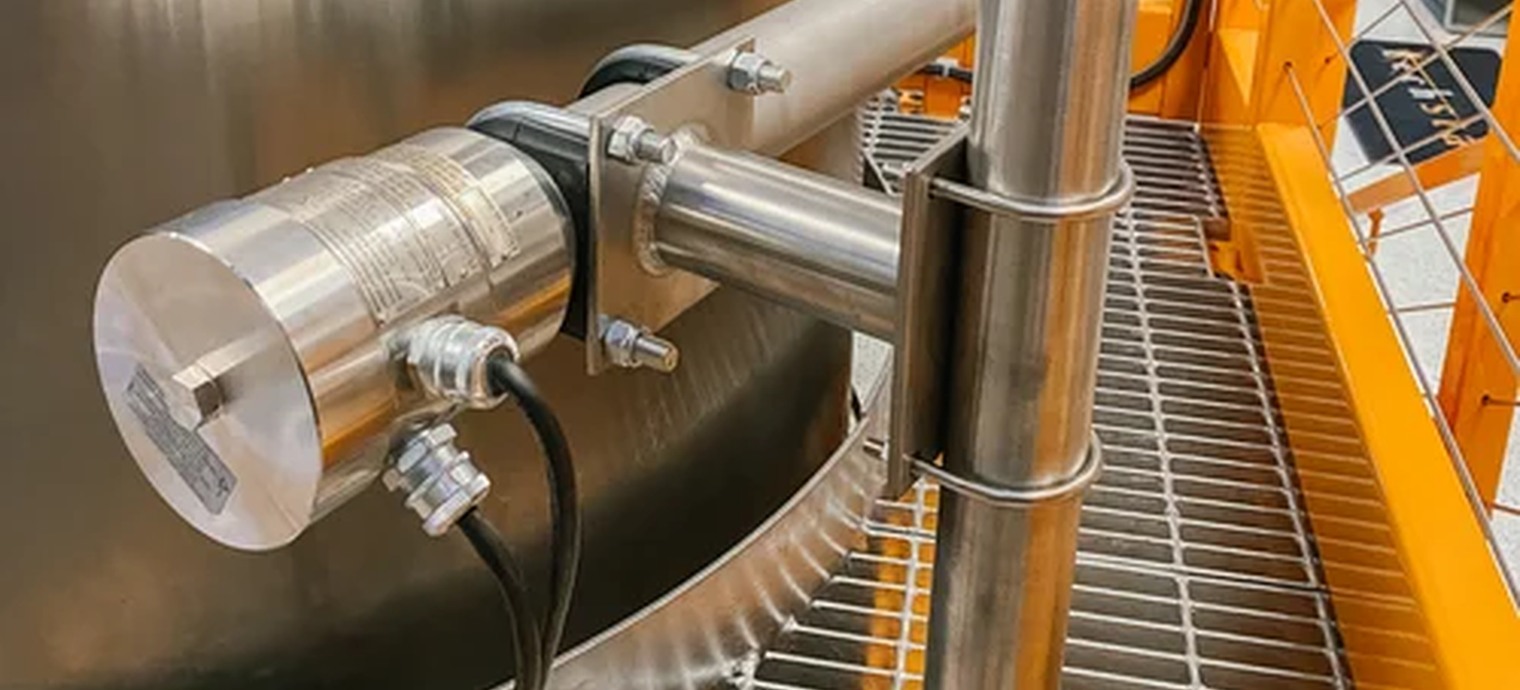 Industrial level measurement equipment mounted on a process vessel